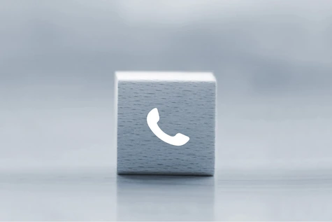 Holzwürfel mit einem Telefon-Symbol