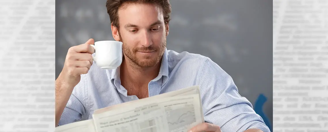 Mann liest Zeitung