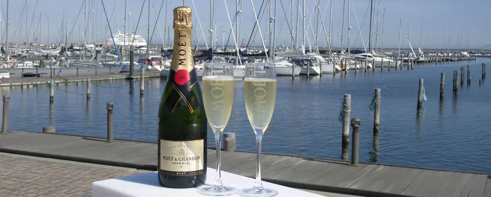 Yachthafen und Champagner