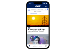 Smartphone mit geöffneter NOZ-App zeigt Nachrichtenübersicht mit Artikeln und Bildern auf dem Display.